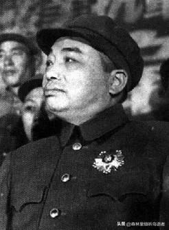 1973年开国上将李聚奎在301医院走廊里散步，突然看见三个军人持械押着一个人走