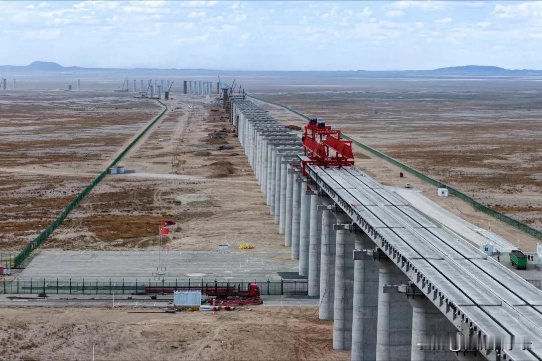 时隔近70年，中蒙第二条跨境铁路终于实锤落地、全速建成！
 
这条甘其毛都—嘎顺