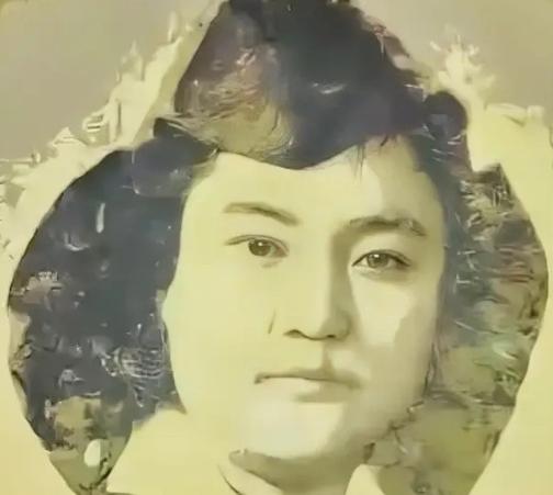 1940年，军统女特工王宝云被绑在老虎凳上，已经加到第三块砖，她疼得大汗淋漓。日