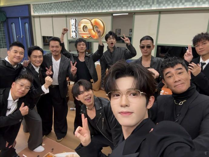 李昊晒声生不息后台合照 李昊的声生不息后台合照，定格了一段难忘的音乐时光。从照片