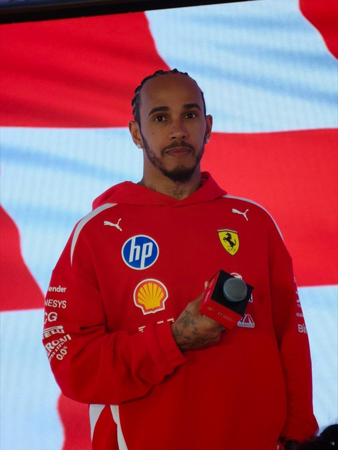 老汉真人，很帅，说话很文雅，回答问题也很直…初次见面，印象不错