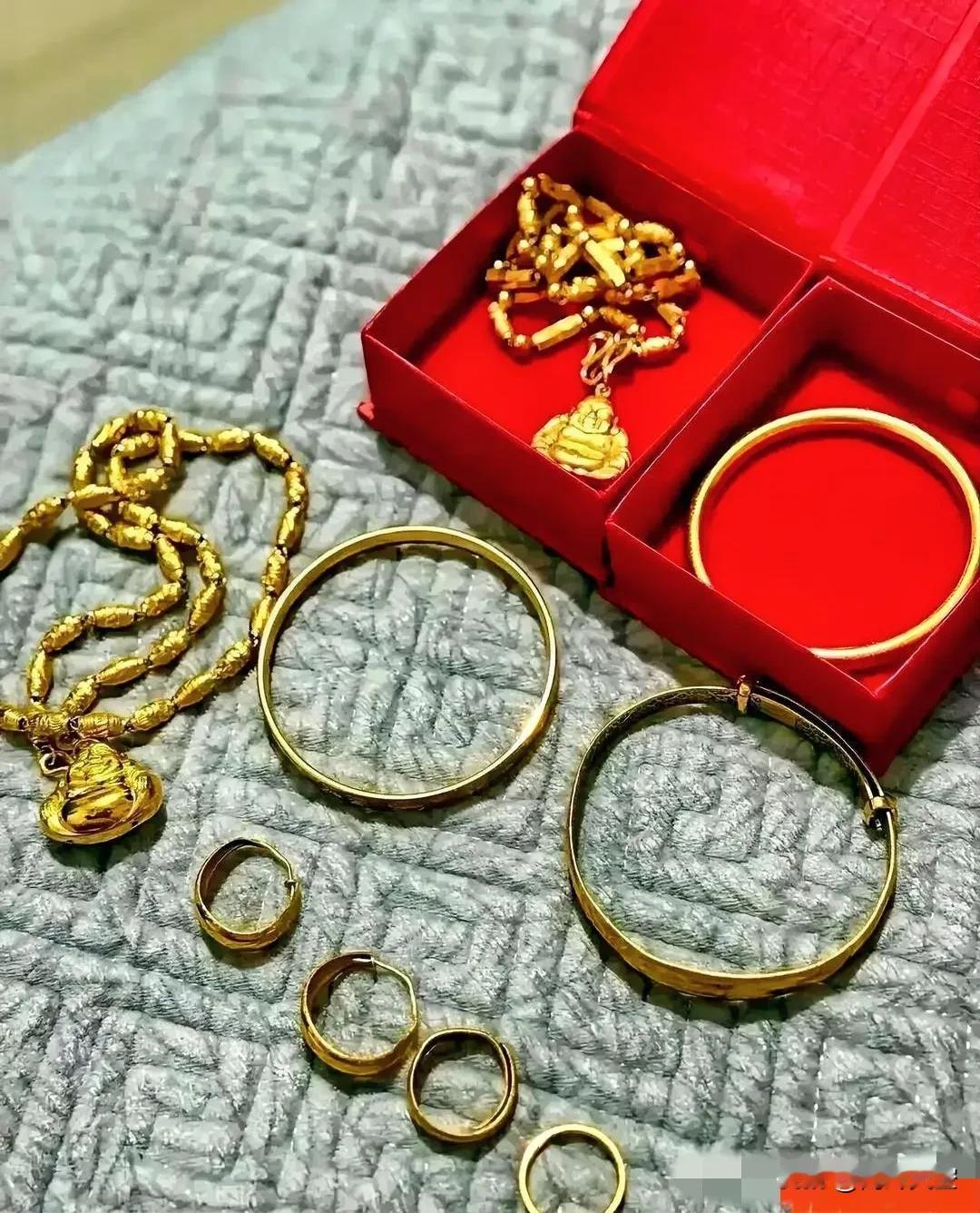 妈妈走了以后，爸爸把她的首饰全摊在床上，让我们三个姐妹自己分。
大姐突然冒一句：