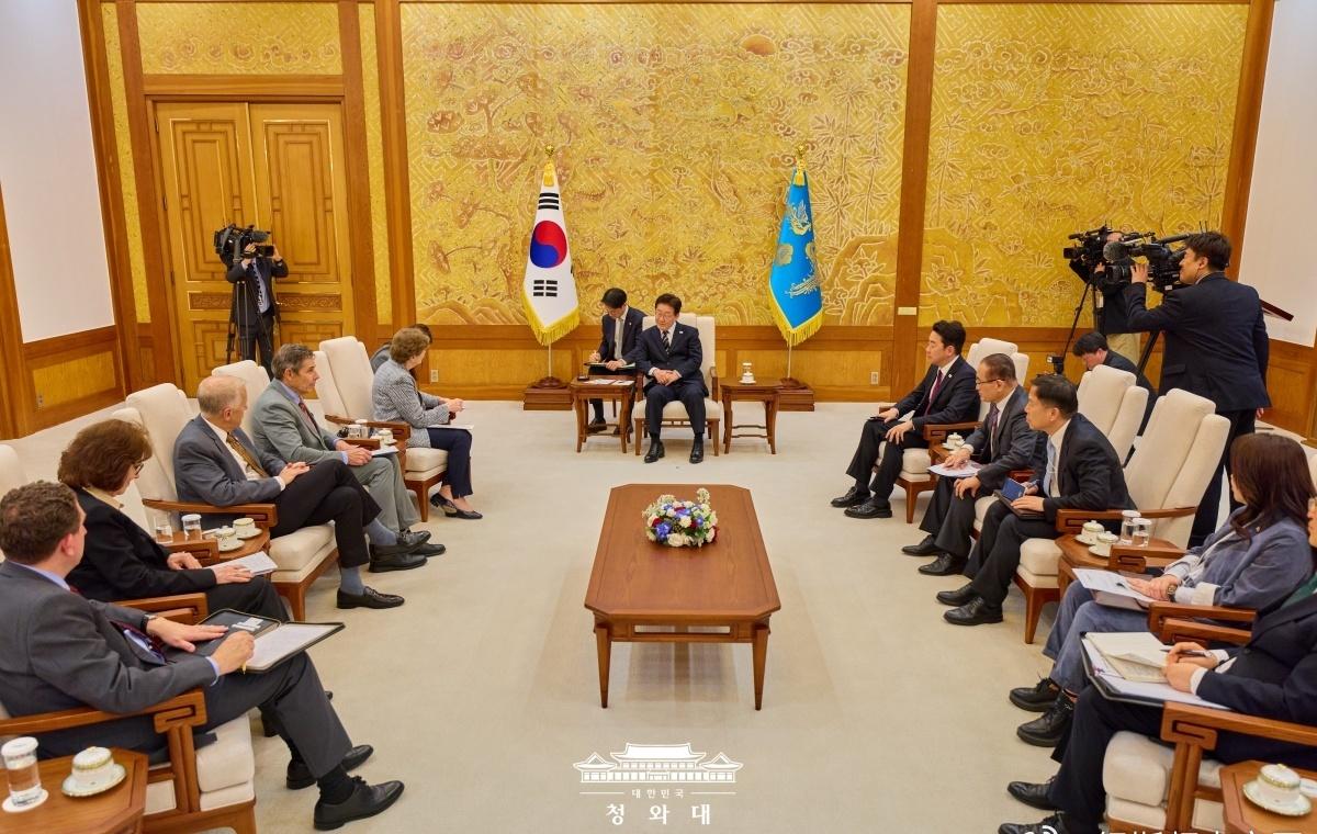 【李在明接见美参议院代表团 强调深化韩美战略产业合作】韩国[超话] 总统李在明2