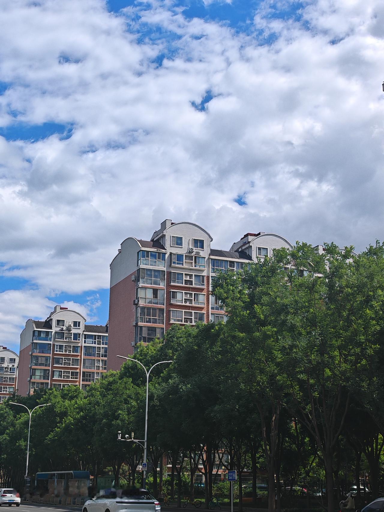 在西上园候车时，随手一拍城市风景，那画面就像一幅流动的画卷。就像北京通州的运河通