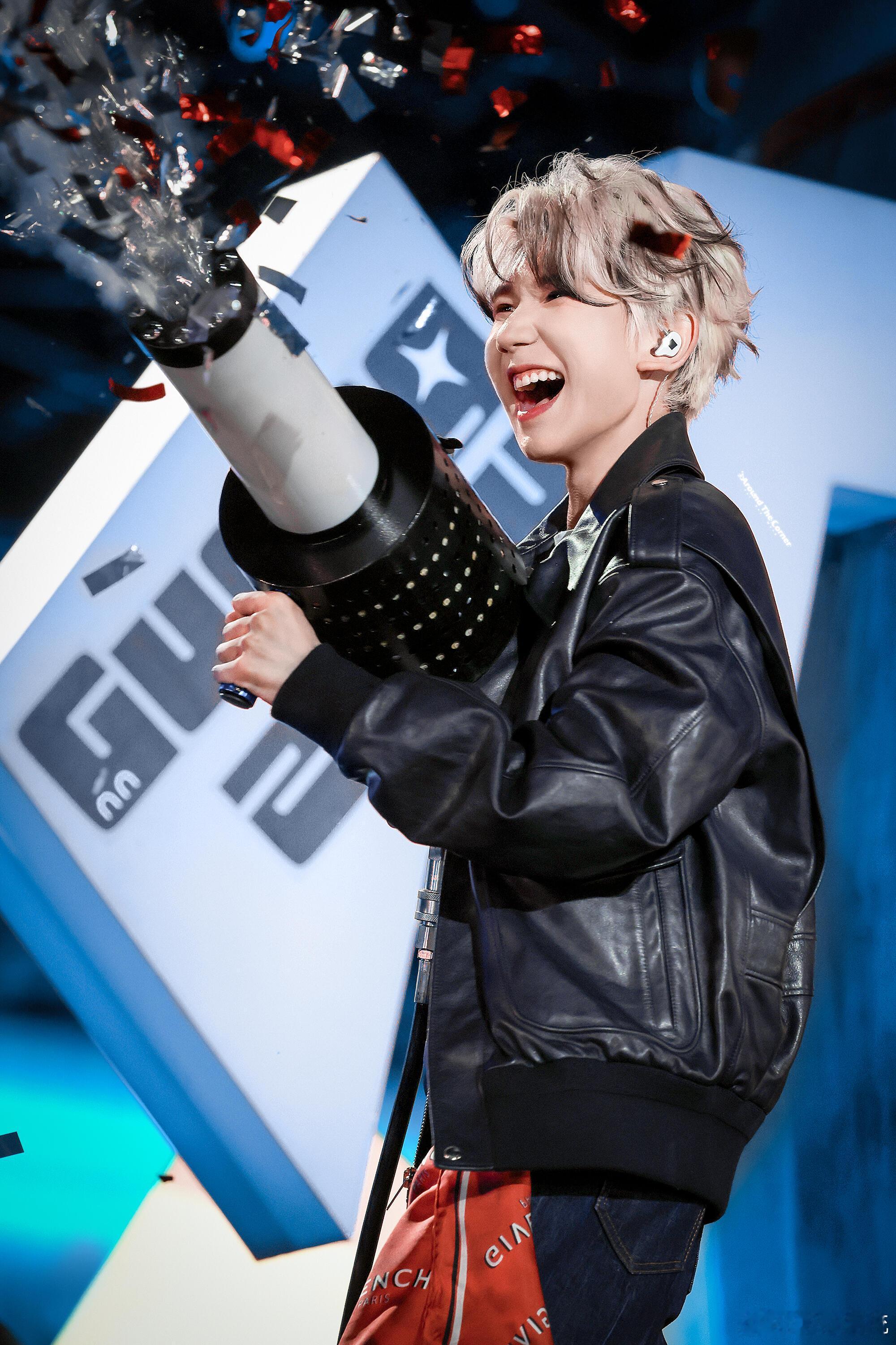 新年第一个红包是王源给的 谁能拒绝穿红装送祝福的王源，2026年的第一个红包来自