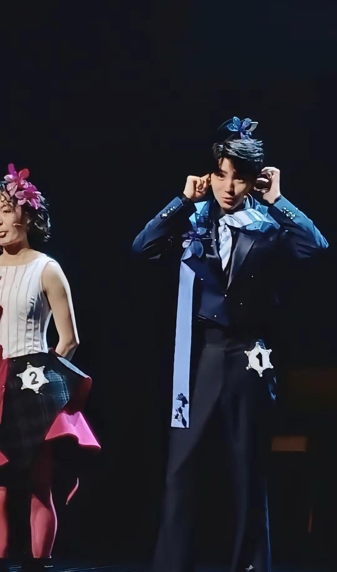 王俊凯的话剧《趁世界还年青》在北京晓剧场演出，全红婵到场观看。当她进入观众席后现