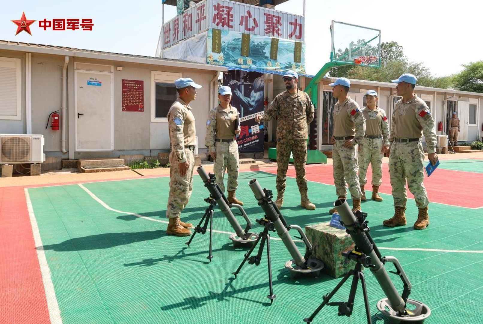 每天认识一件兵器中国第三批赴阿卜耶伊维和快反分队装备的PBP201型60毫米钛合