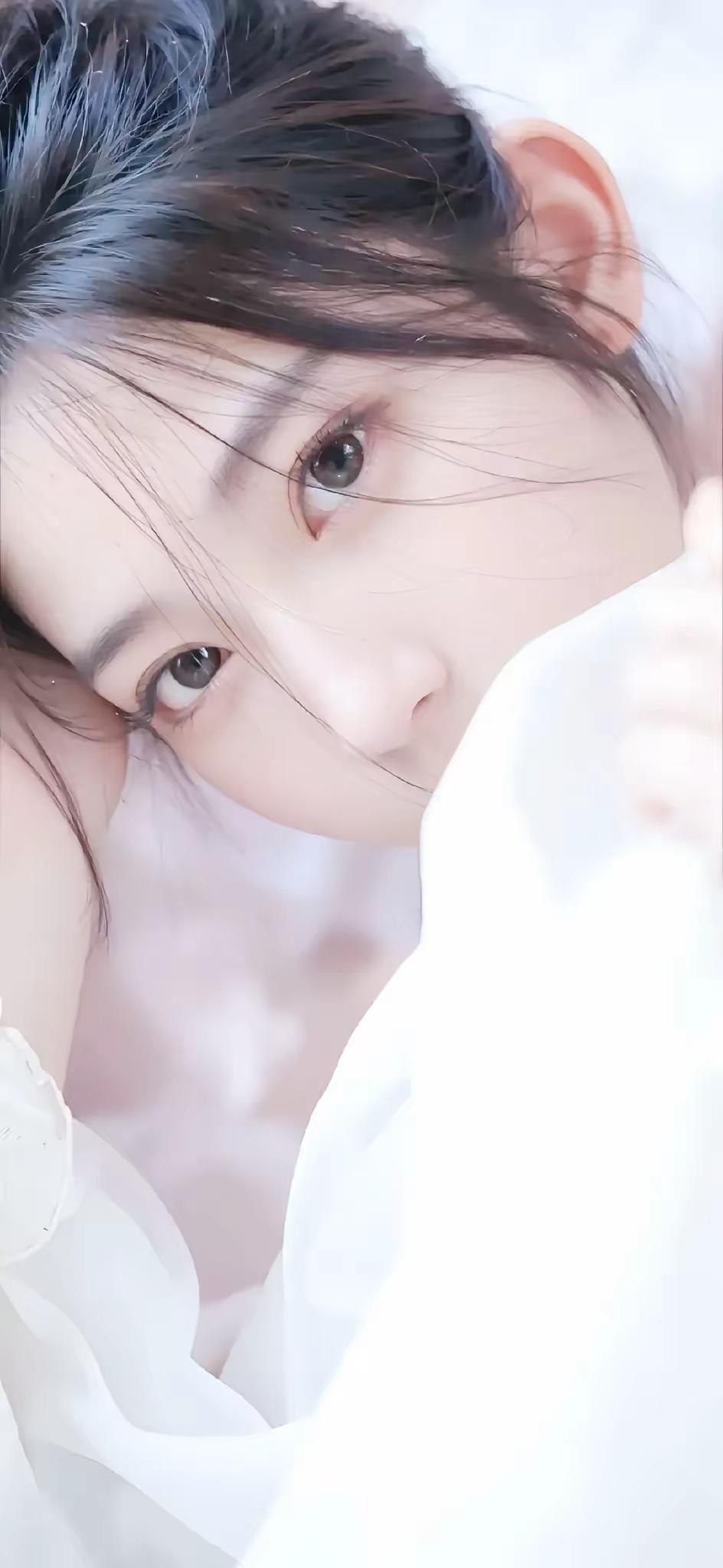 没有任何人
在自己喜欢的人面前是强势的，
强势就是一个人对另一个人，
既看不上又