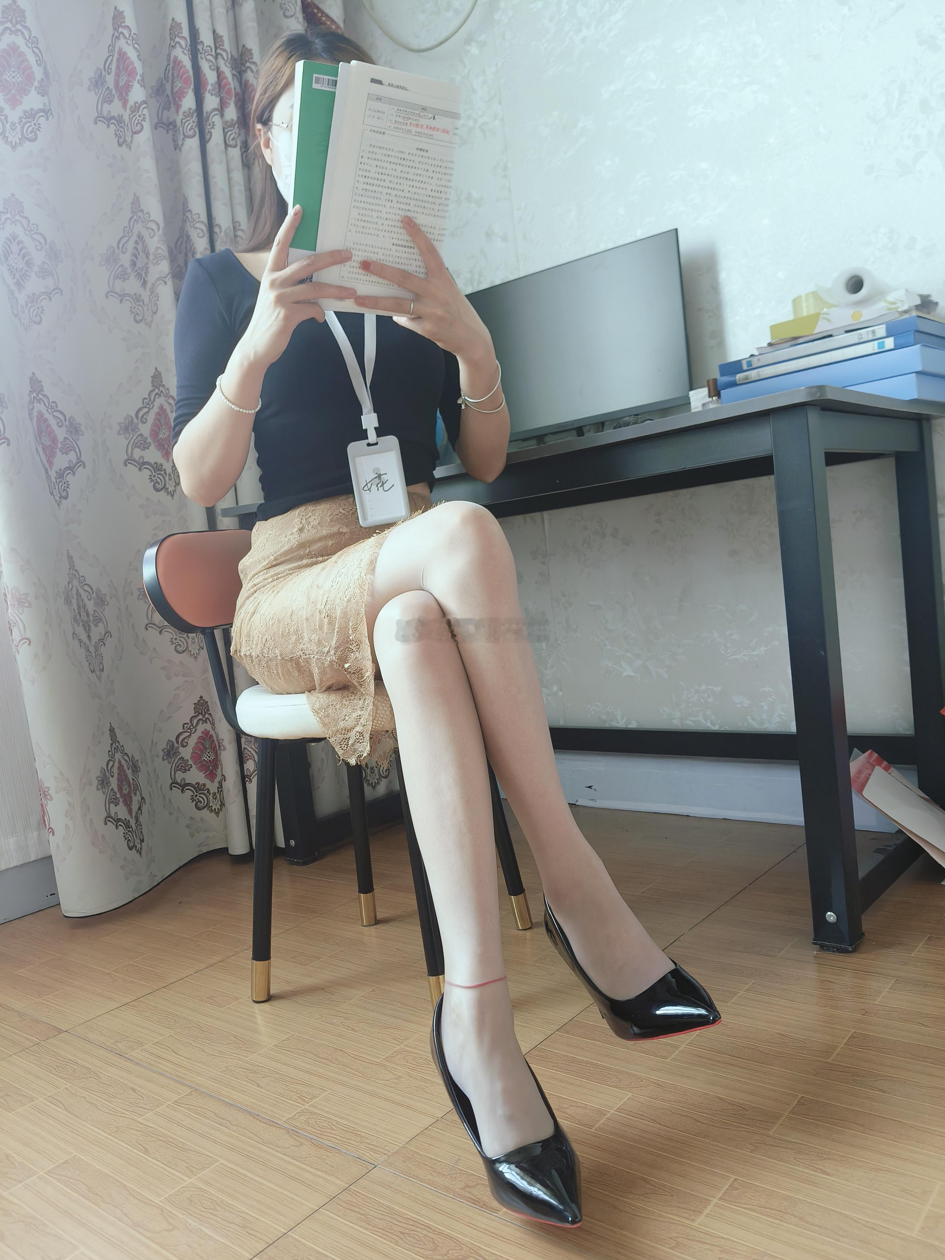 看书看累了，腿有点酸 。 