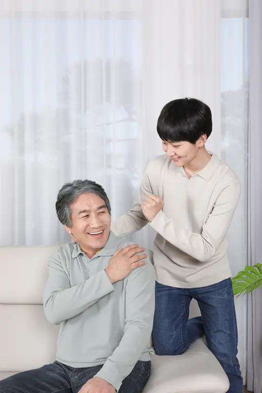 孝顺老人真的是为自己积福吗？我觉得是的。很多人把孝顺老人当成负担，计较得失，却没