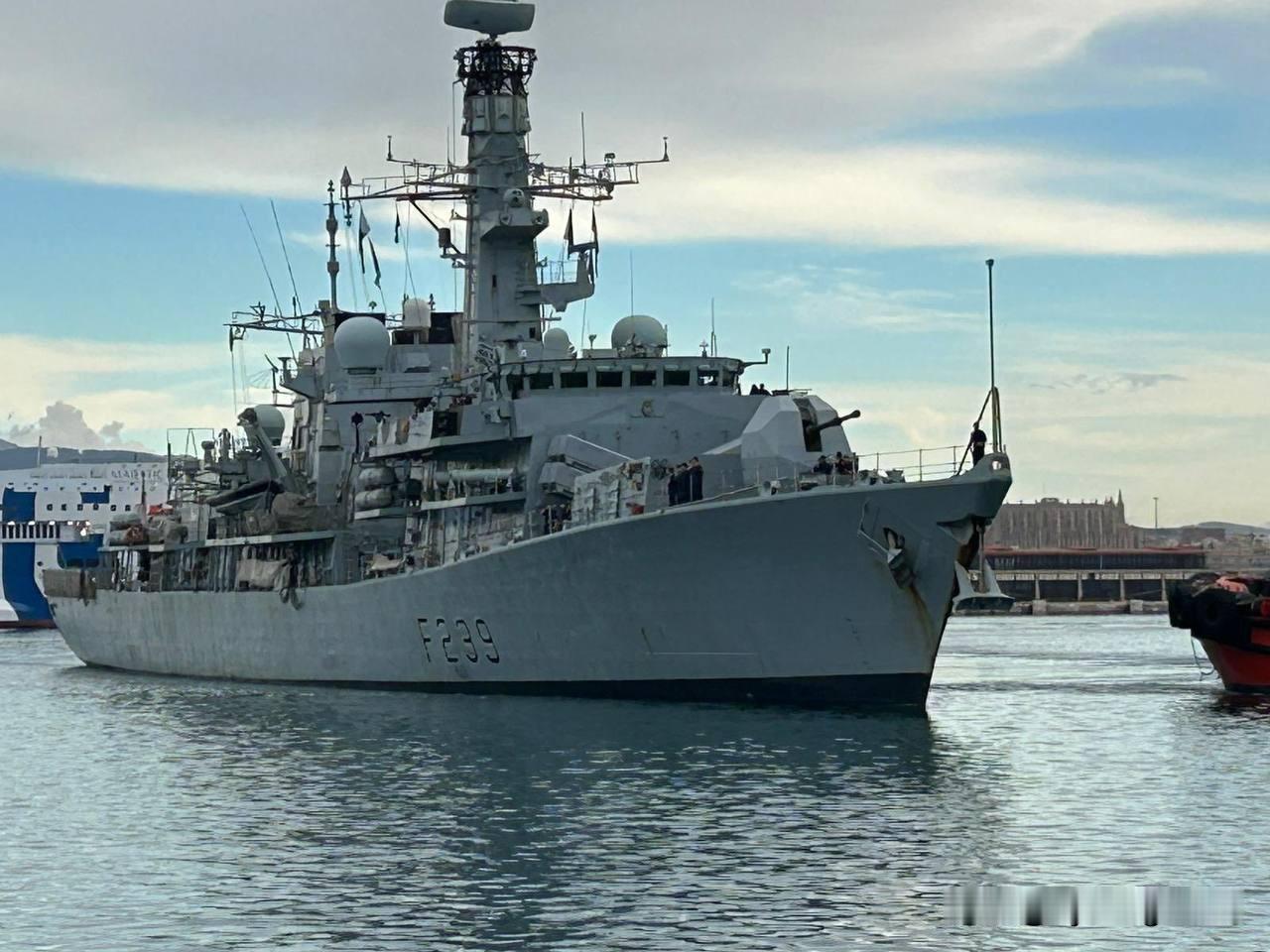 🇬🇧英国皇家海军护卫舰“里士满”号（F239）于2025年11月17日抵达西