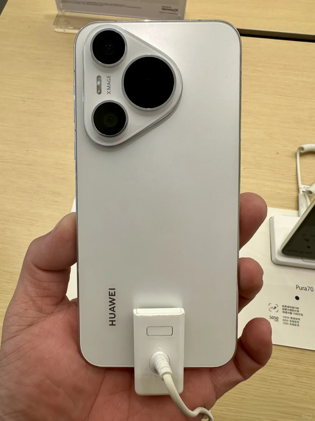 说实话，这次华为Pura70我没买，
为什么没买？说句花粉们不爱听的话，
这简直...