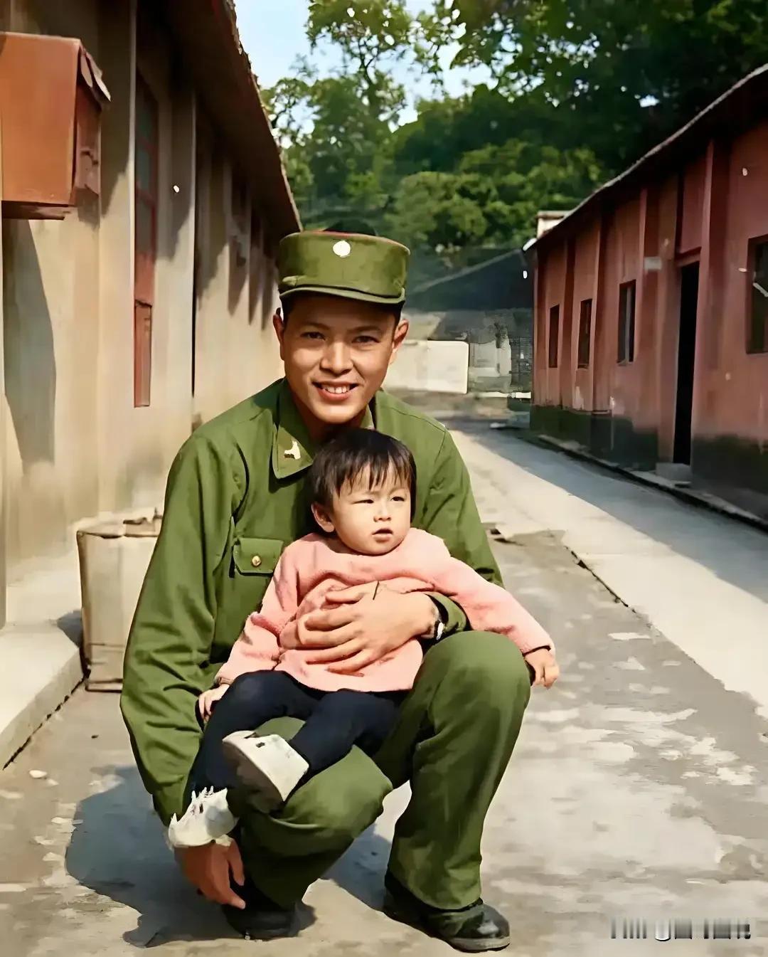 年幼的郑丽文坐在父亲怀中很是享受，而他的父亲在镜头前眼中也满是幸福！