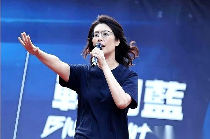 讲真的，她压根没搞懂，主席的椅子跟录影棚的沙发，不是一回事儿。
她还以为自己是那