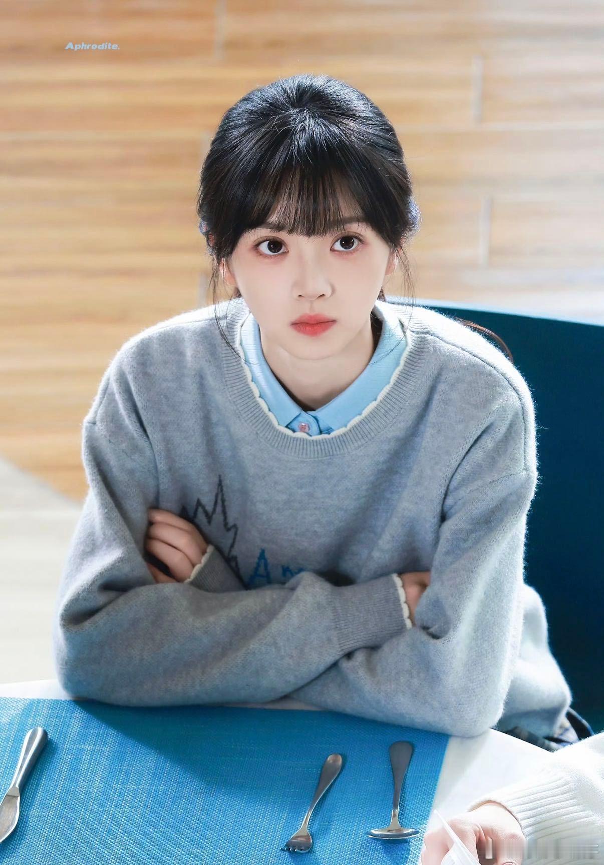 《天才女友》有田曦薇，这配置绝啦。她披发时，甜度刚刚好，甜而不腻；挽发后，飒爽中