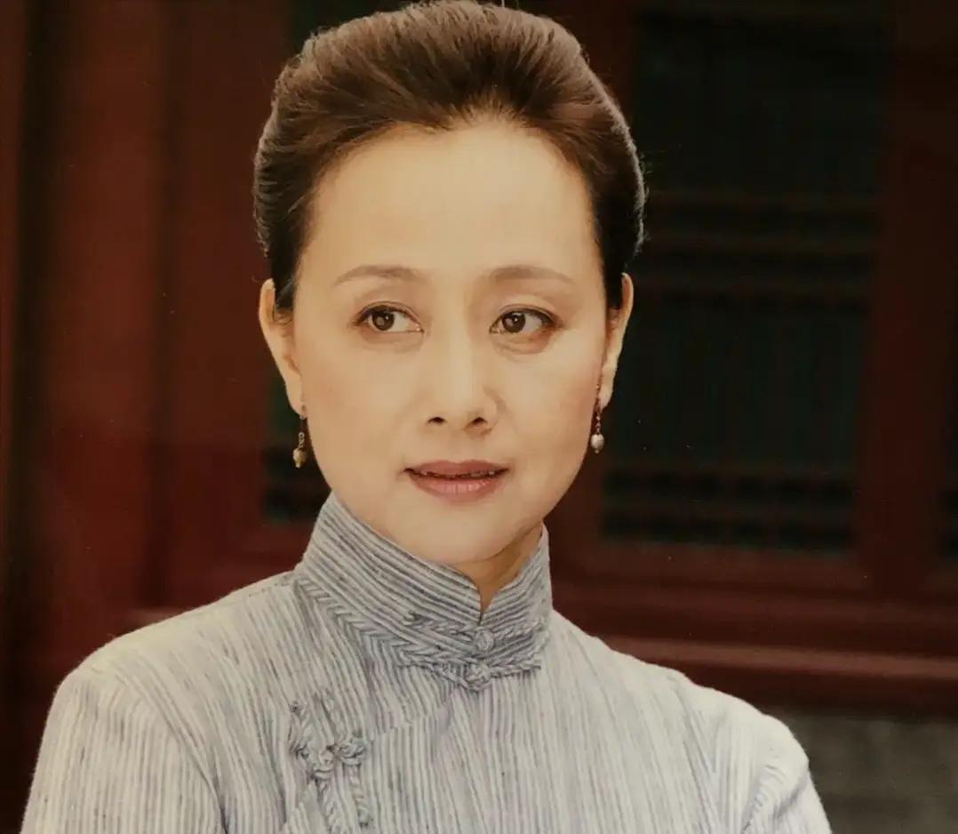 演员黄梅莹：命运坎坷，嫁给金鑫后恩爱38年，如今儿子是她的骄傲。