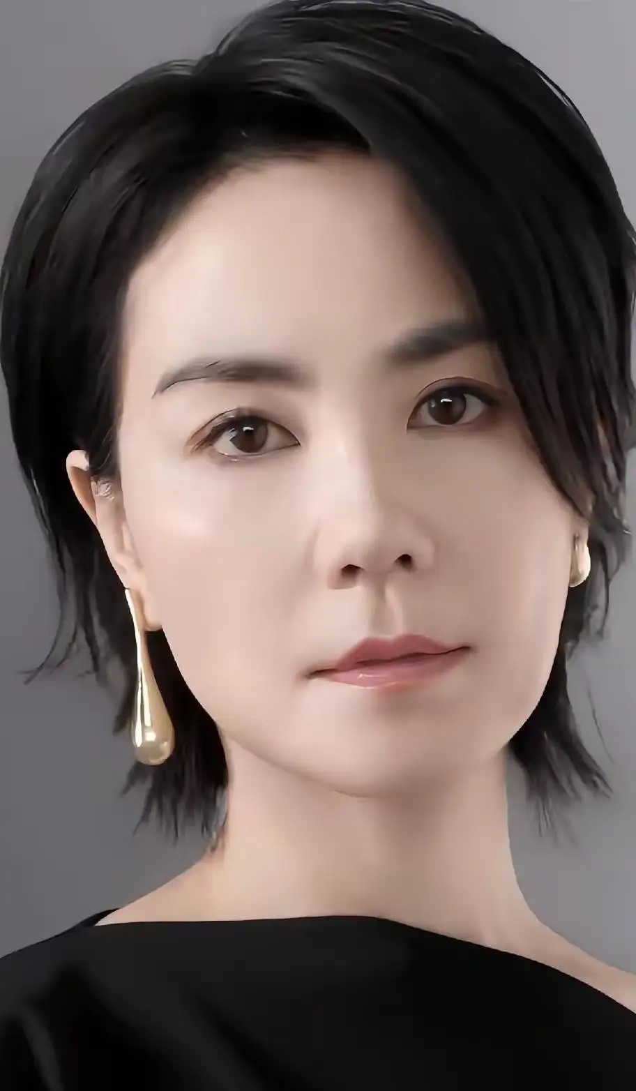 王菲这辈子最牛的地方，不是嗓子，是脑子。离过两次婚，身家几十亿，换别人早被唾沫星