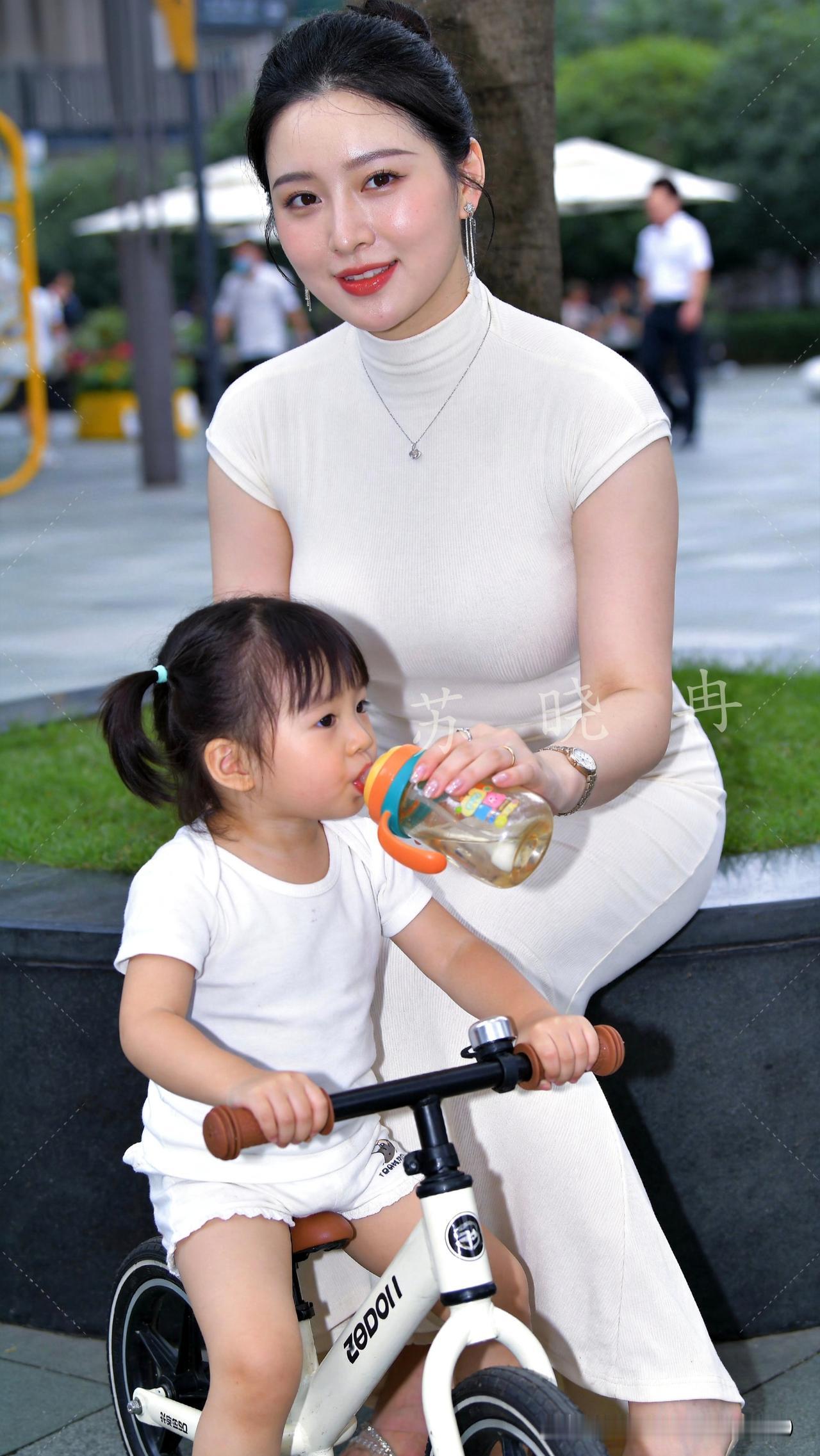 遛娃包里常备水杯，是妈妈们的专属细心

出门遛娃，孩子骑着平衡车玩尽兴了，压根想