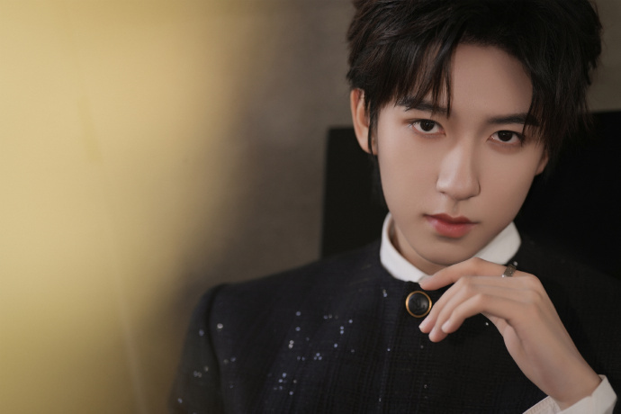 贺峻霖连续三年参加北影节北京国际电影节 从2024闭幕式红毯上被前辈带着走，到2