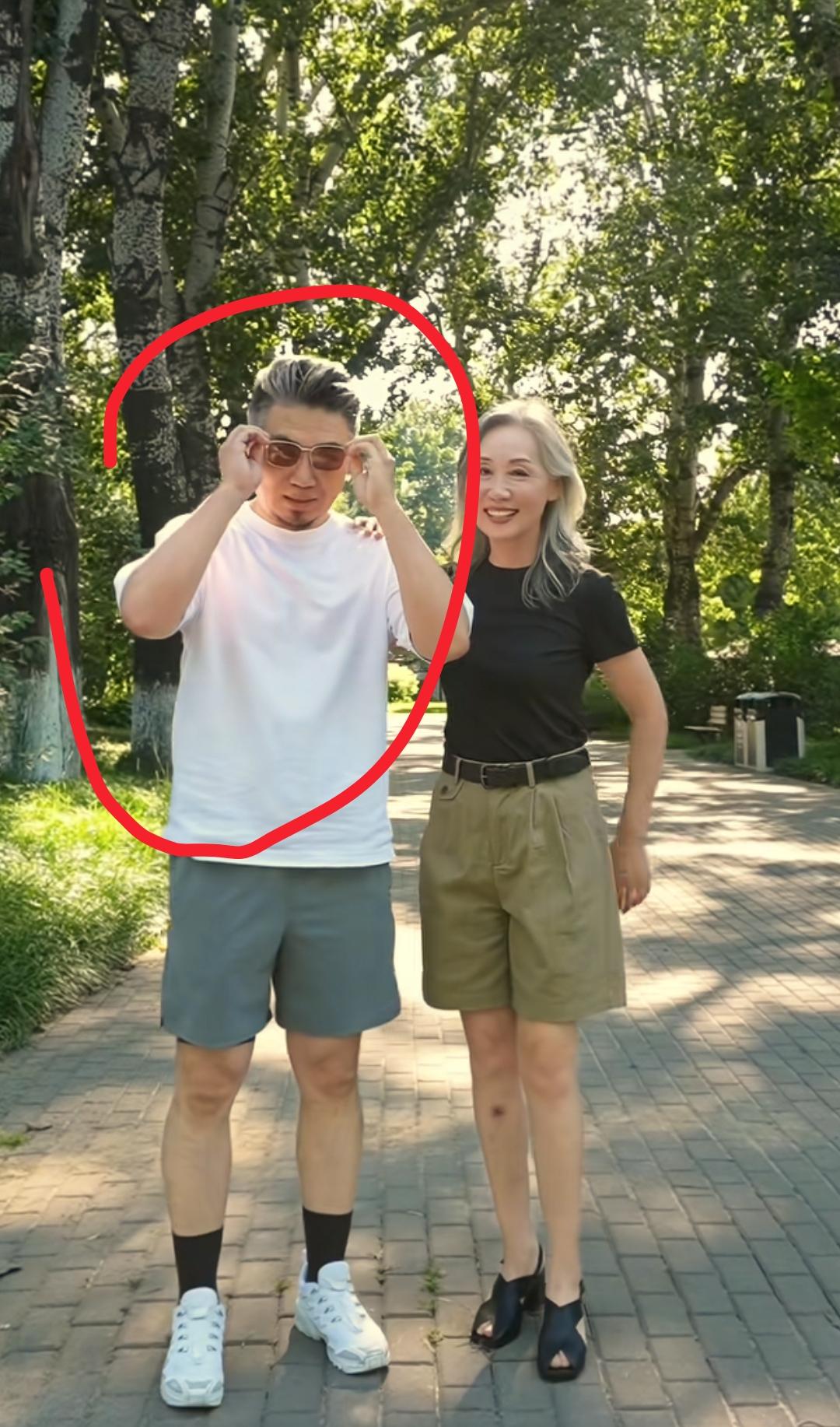  全网最让人心疼的女人就是奕姐了吧！
不是因为23岁离婚独自带娃，也不是因为被网