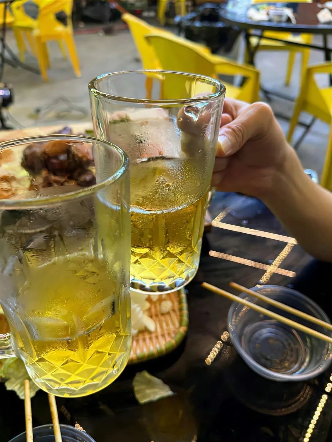 深夜的酒比清晨的粥更懂胃，也比白天的阳光更懂泪。 ​​​
