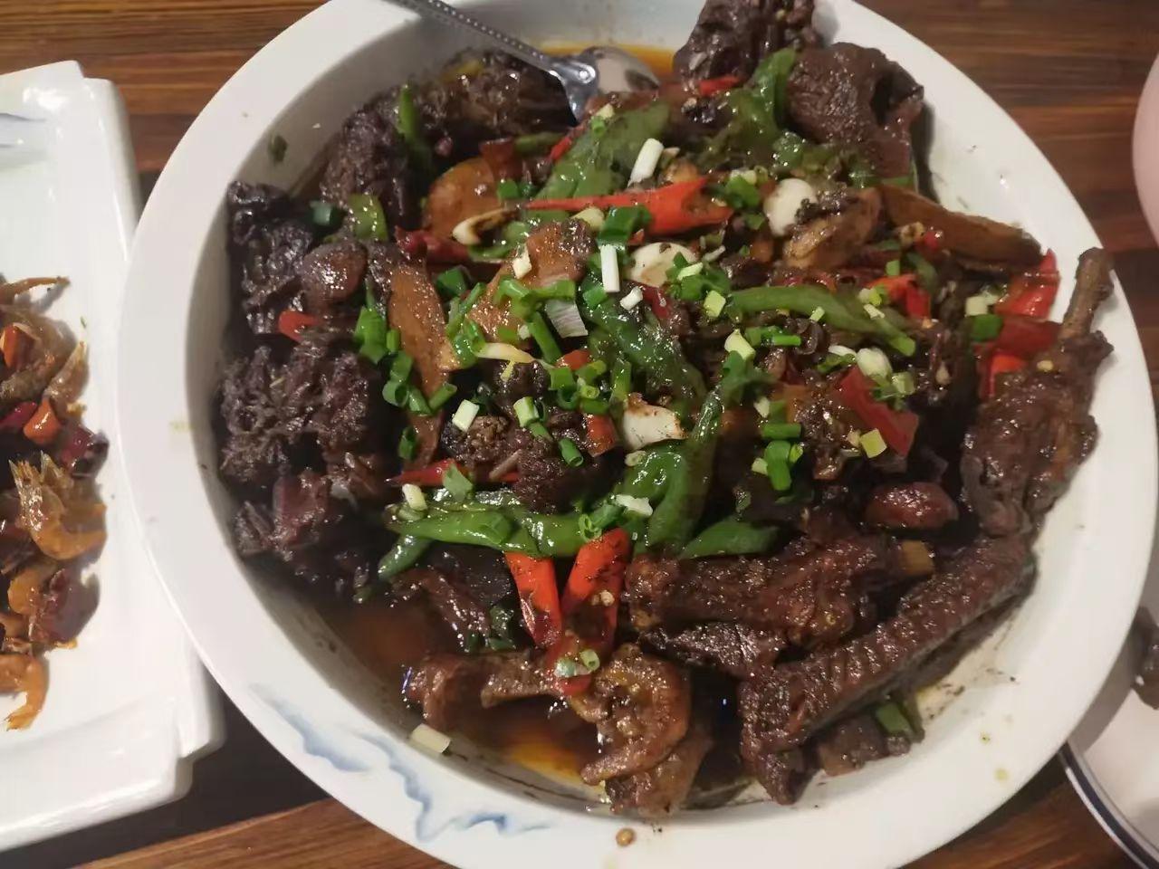 这道菜是湖南怀化的一道美食——烧鸭子，真是太好吃了。

湖南是我的第二故乡，退休