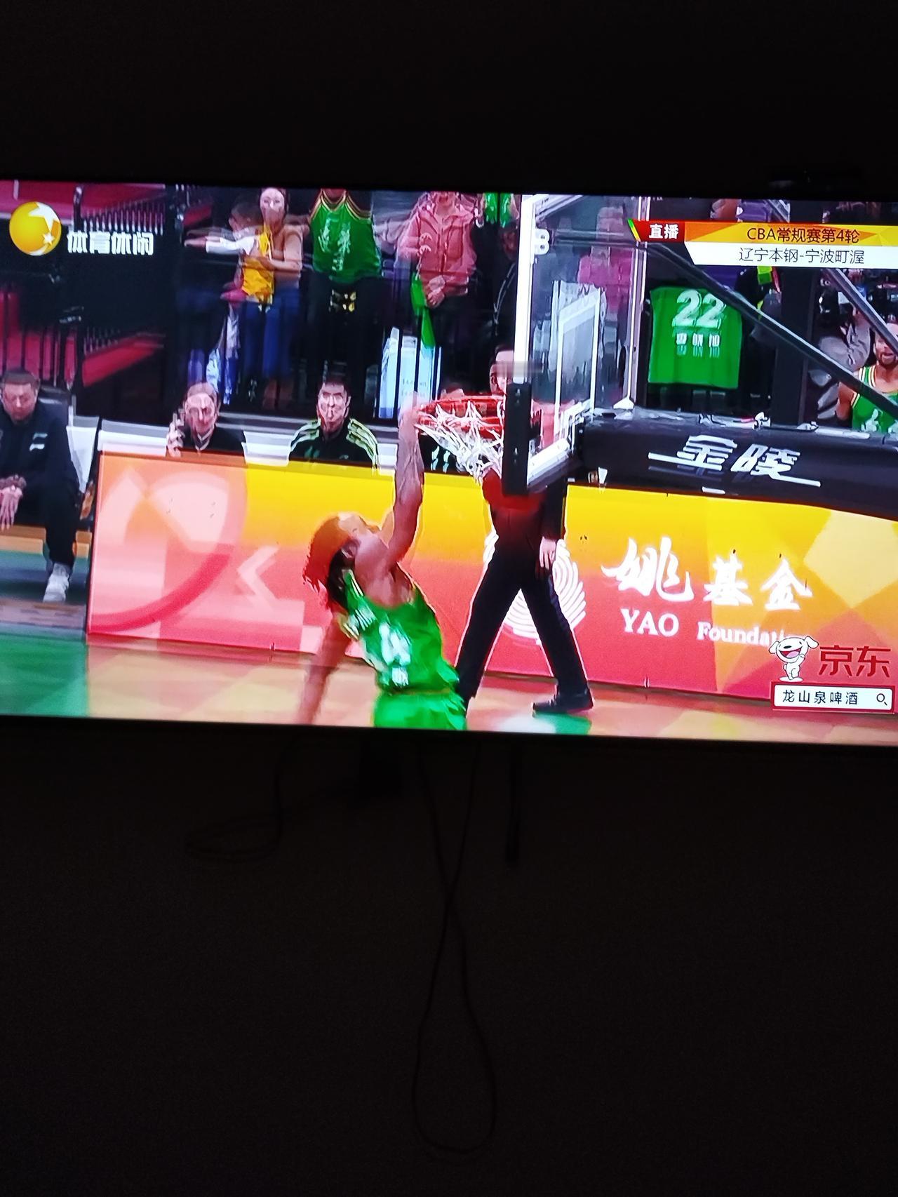 杨鸣赢了，不是对宁波这场球儿。

而是上一场赢了北京和辽宁那场比赛的99号裁判员