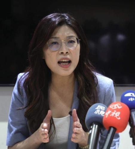 一觉醒来，赖清德焦躁不安，郑丽文步步为“赢”！

今天是4月11日，郑丽文率团访