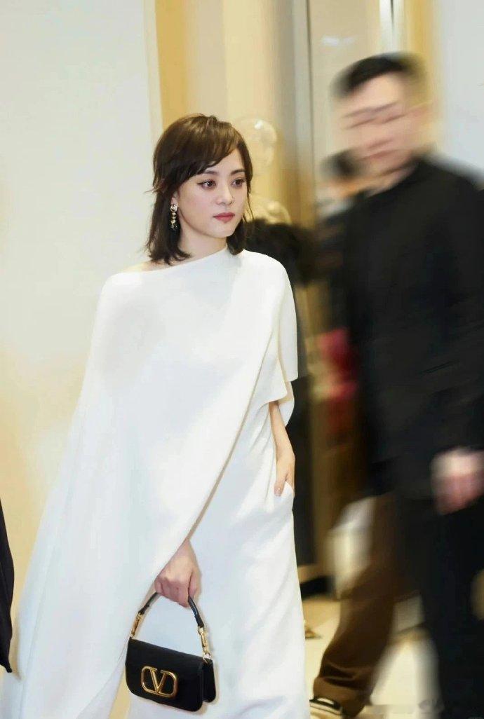 孙俪摆脱微商头饰，再次展现美丽。 