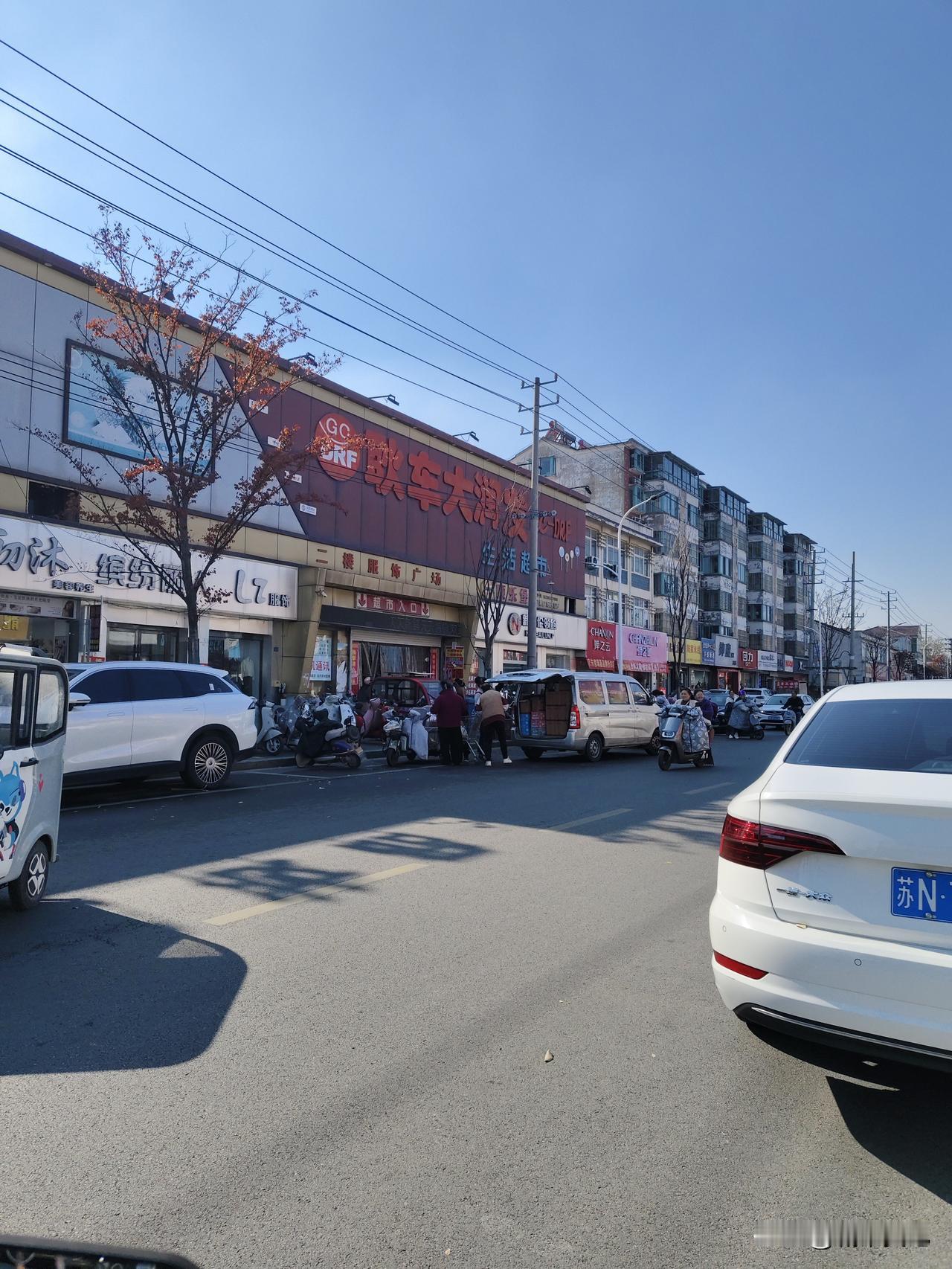 耿车镇人挺多了，什么店都有，你看这个大润发都有的。厉害吧，
盗图死。