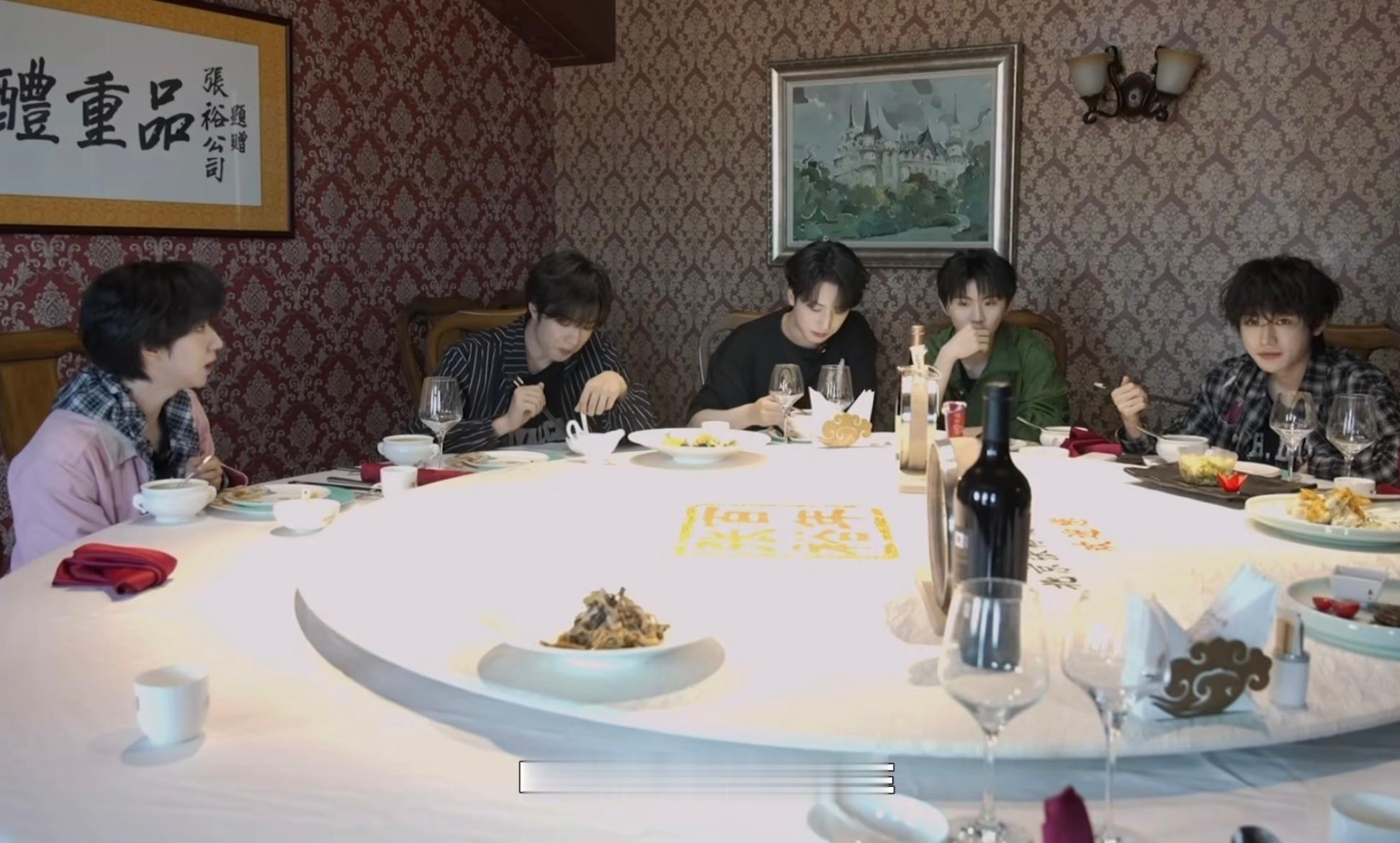 坐这么近假期右手拿筷子方便吗 