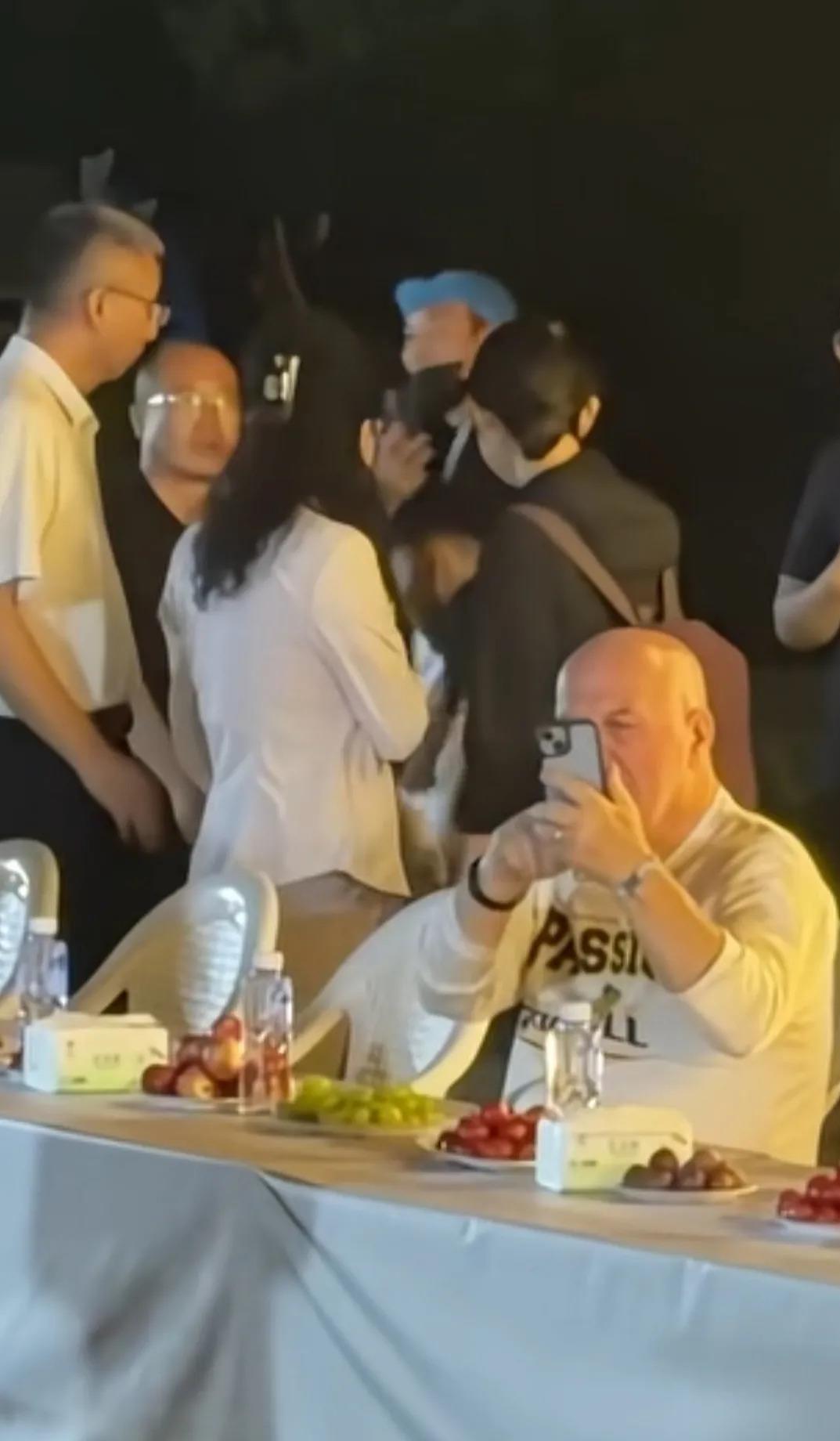 赛考斯回来了。就是那个27年前在洛阳教书，后来捐钱给内蒙古种树的外教。晚宴上别人