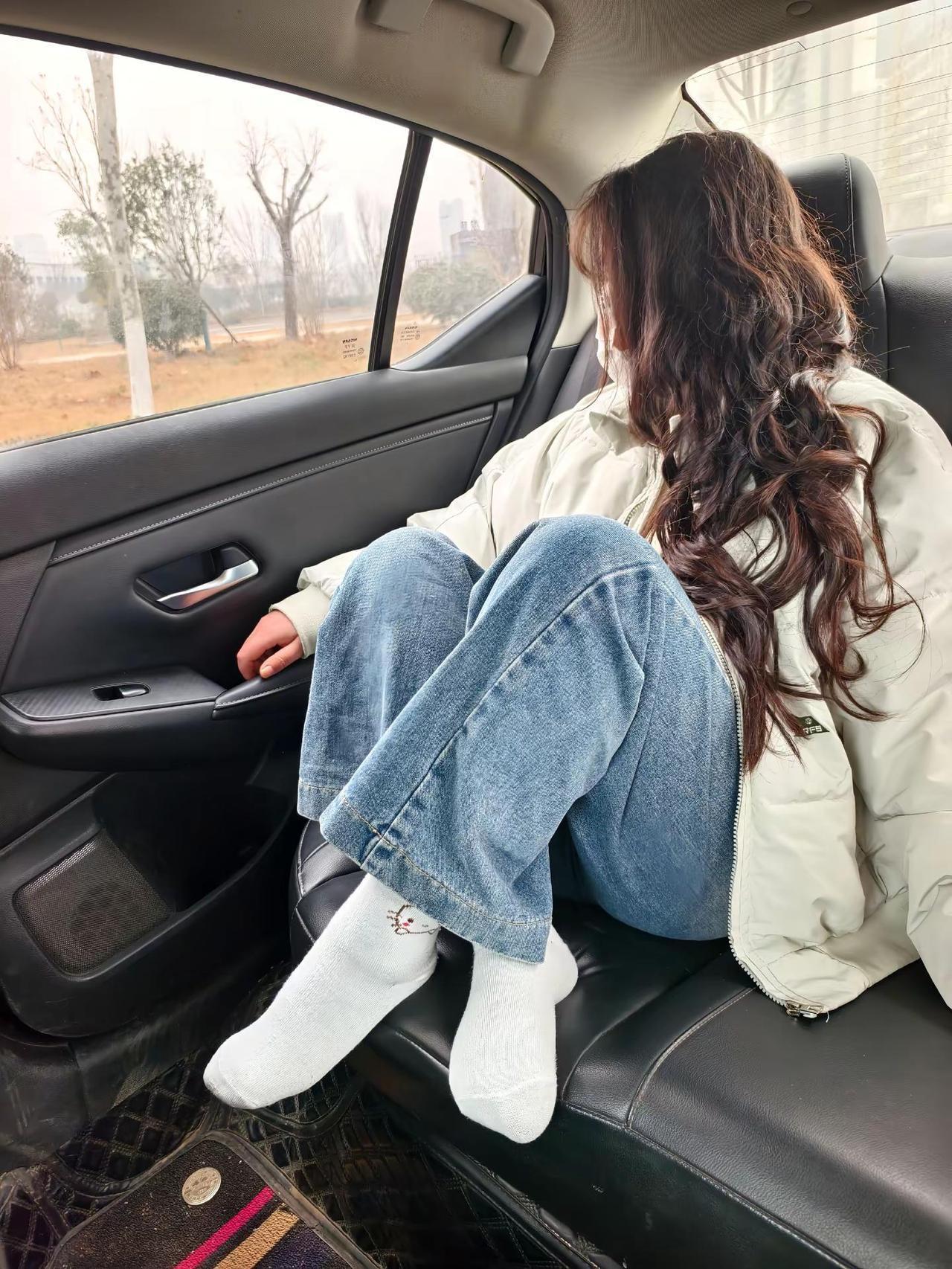 忘记是假的 记忆拍无垠的海。