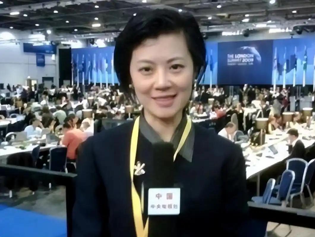 我愿意放弃中国国籍，自愿加入英国！2004年，34岁的姜丰在入籍申请书上签下名字