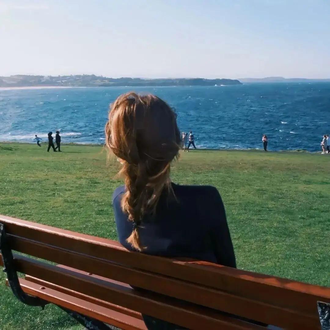 ☘️现代诗：《致青春》
原创/首发

胸腔里
堵着团灰色的棉絮

日子
在那里