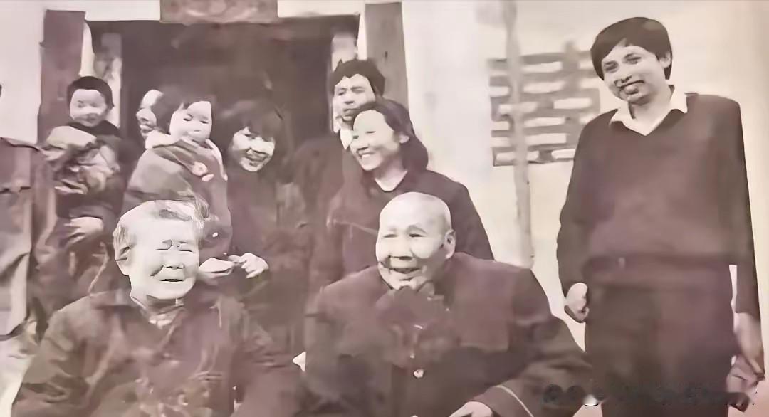 1987年的郑州街头，日常烟火平淡又安稳。年过七旬的蒋红英像往常一样出门买菜，走