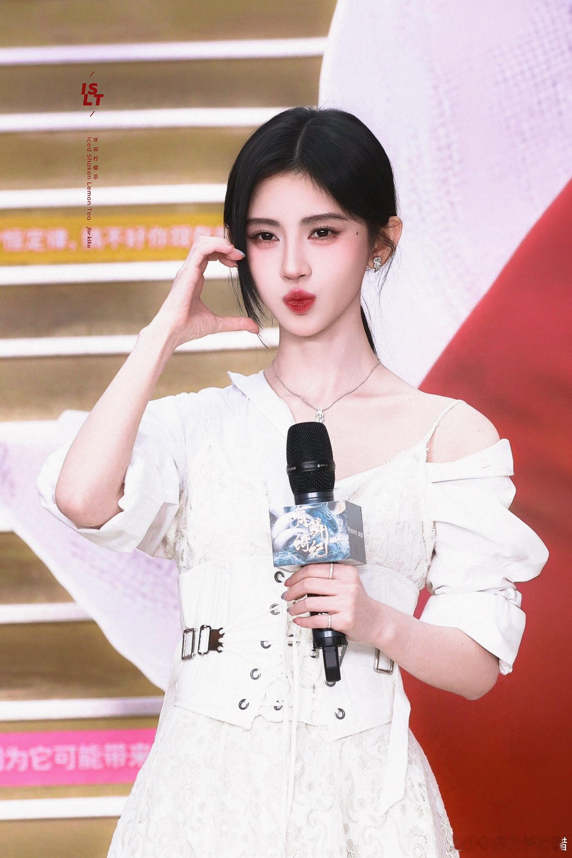 鞠婧祎  jjy 鞠婧祎露芜衣 jjy鞠婧祎月鳞绮纪 "月色朦胧如皎珠 春风烟雨
