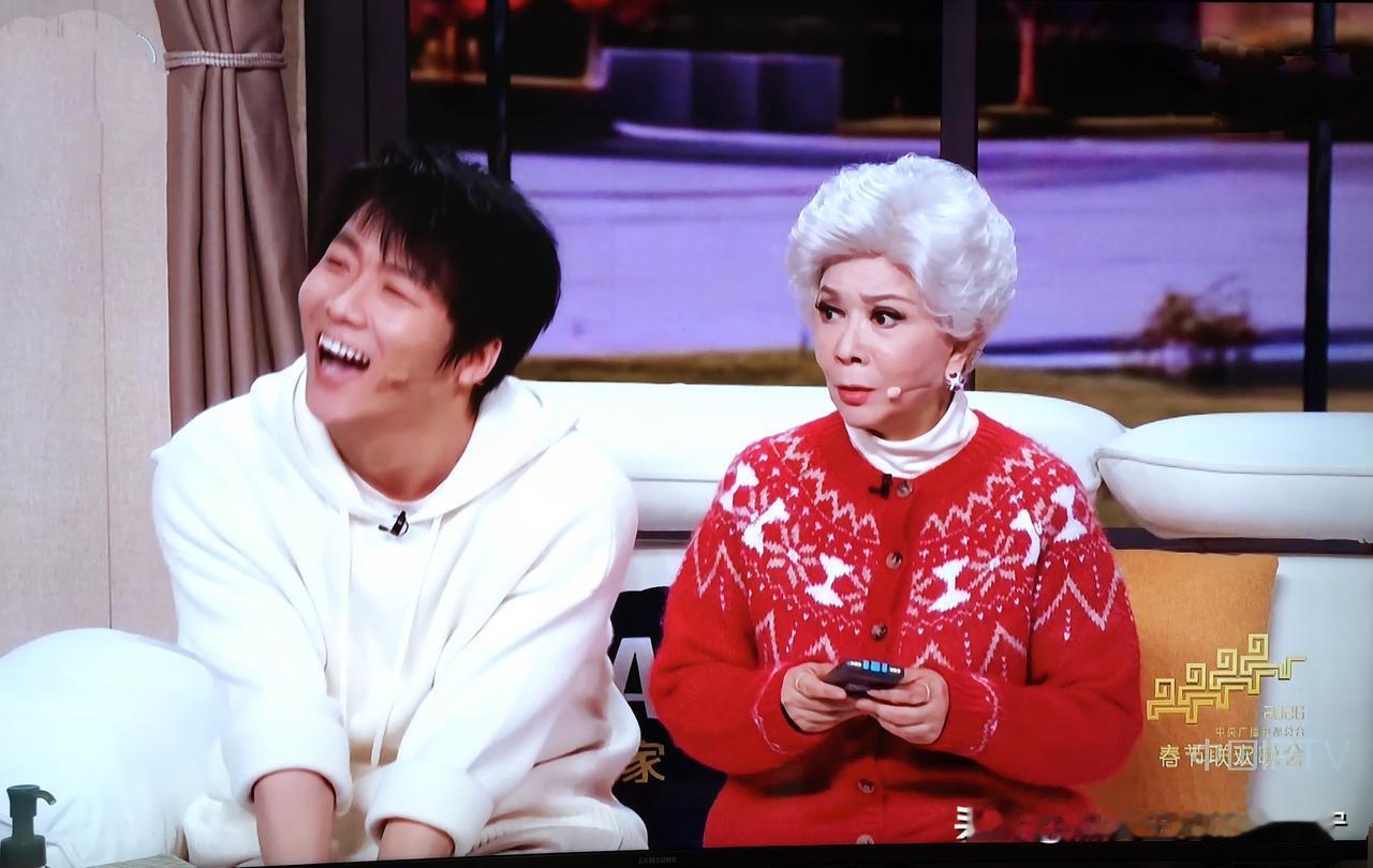 笑星蔡奶奶已经第28次参加春晚了，在女笑星中排名第一，且遥遥领先。在所有笑星中排