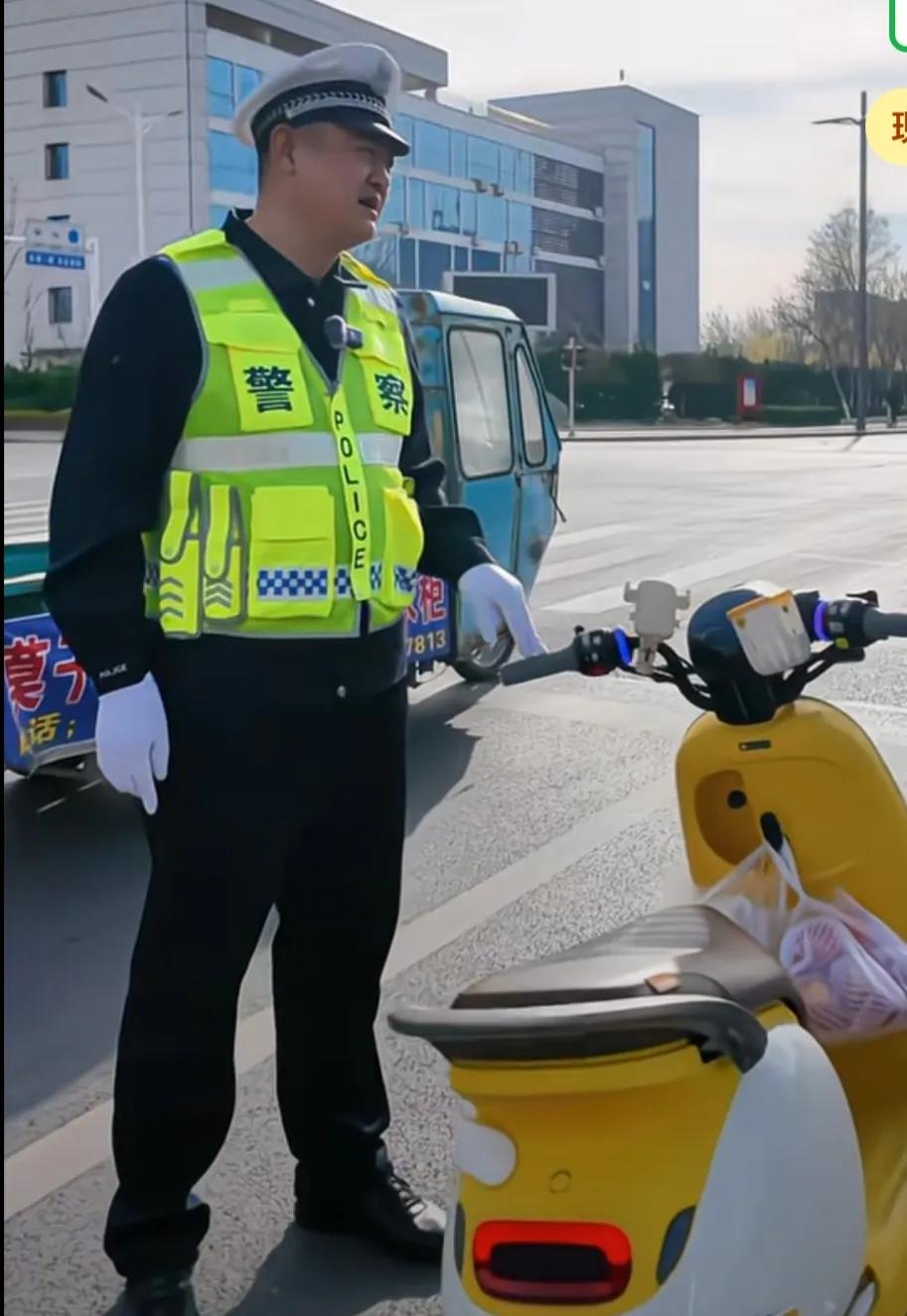 红灯停，绿灯行，黄灯亮了等一等。虽然对交通信号灯指示语很多人都知道，但也有不少人