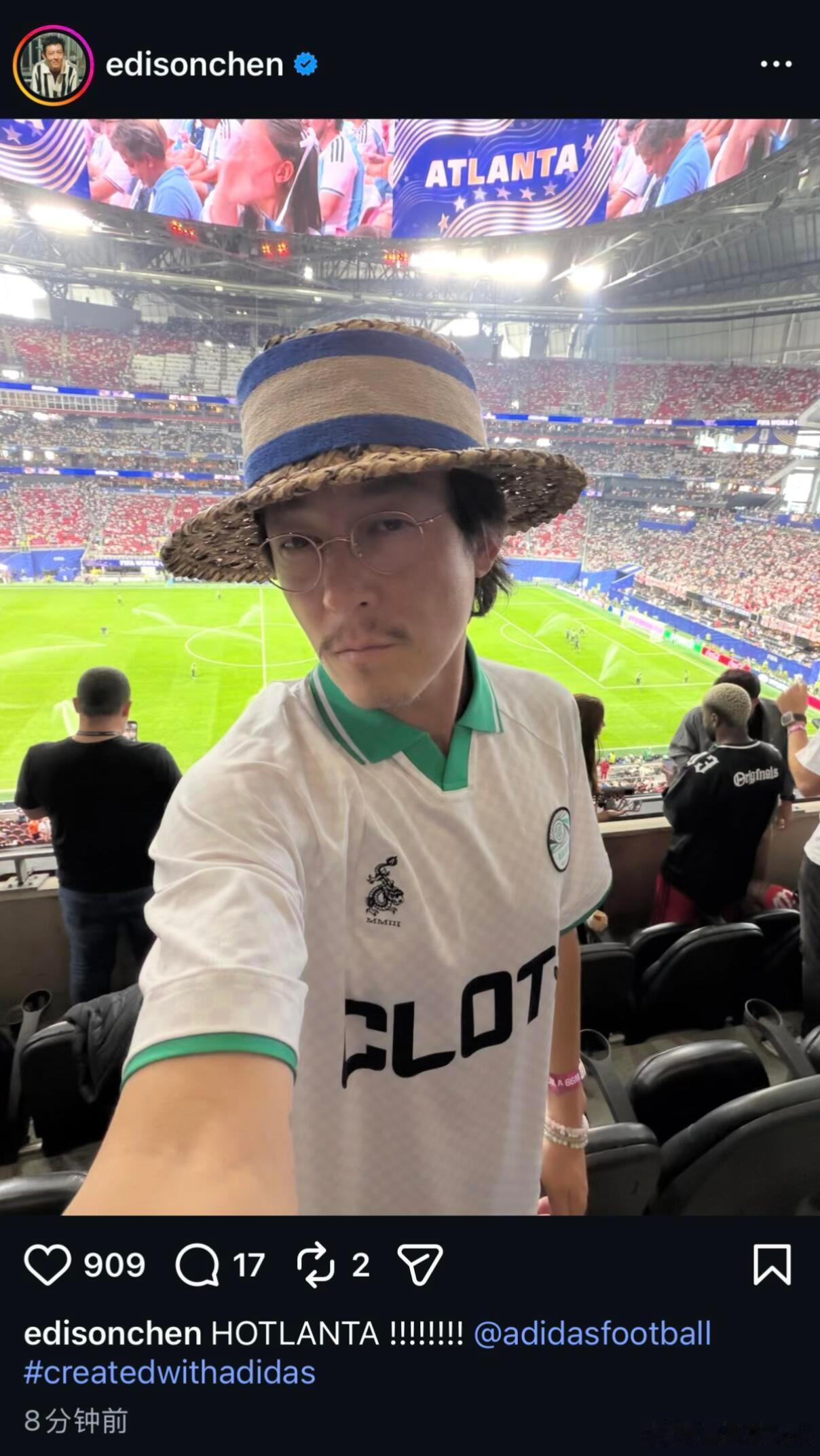 这是陈冠希还是姜思达这张引发全网脸盲的世界杯自拍主角是陈冠希，但因为他戴棒球帽、