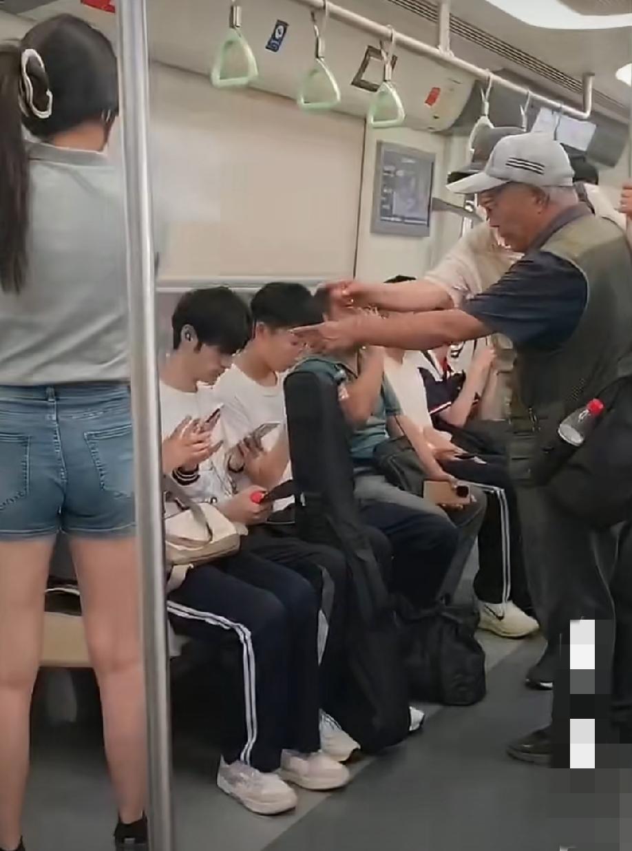 爱心专座上发生的口角。学生模样的女生坐在爱心专座上，两大爷对她指指点点，女生也是