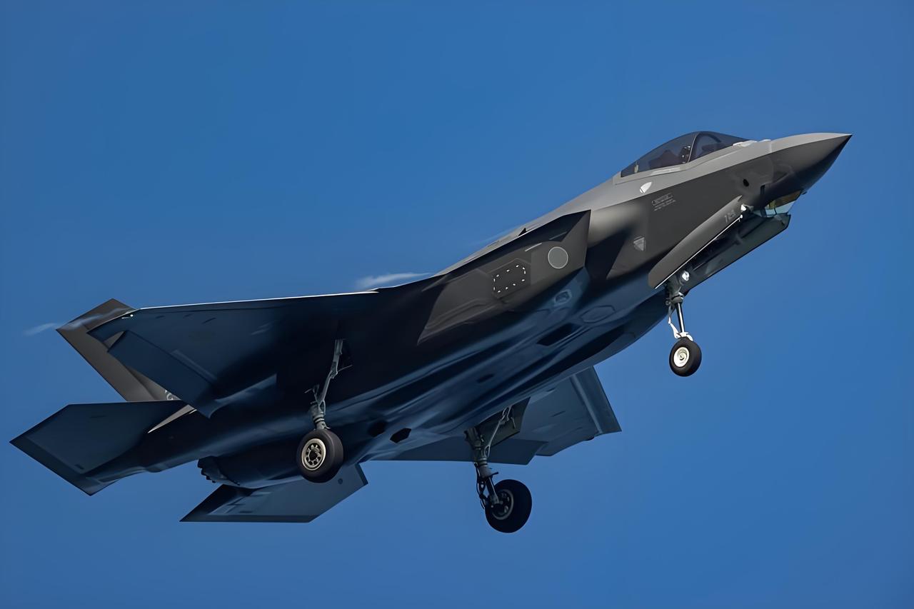 伊朗一次彻底摧毁美军三架F-35战斗机
7月30日，伊朗伊斯兰革命卫队宣布，革命