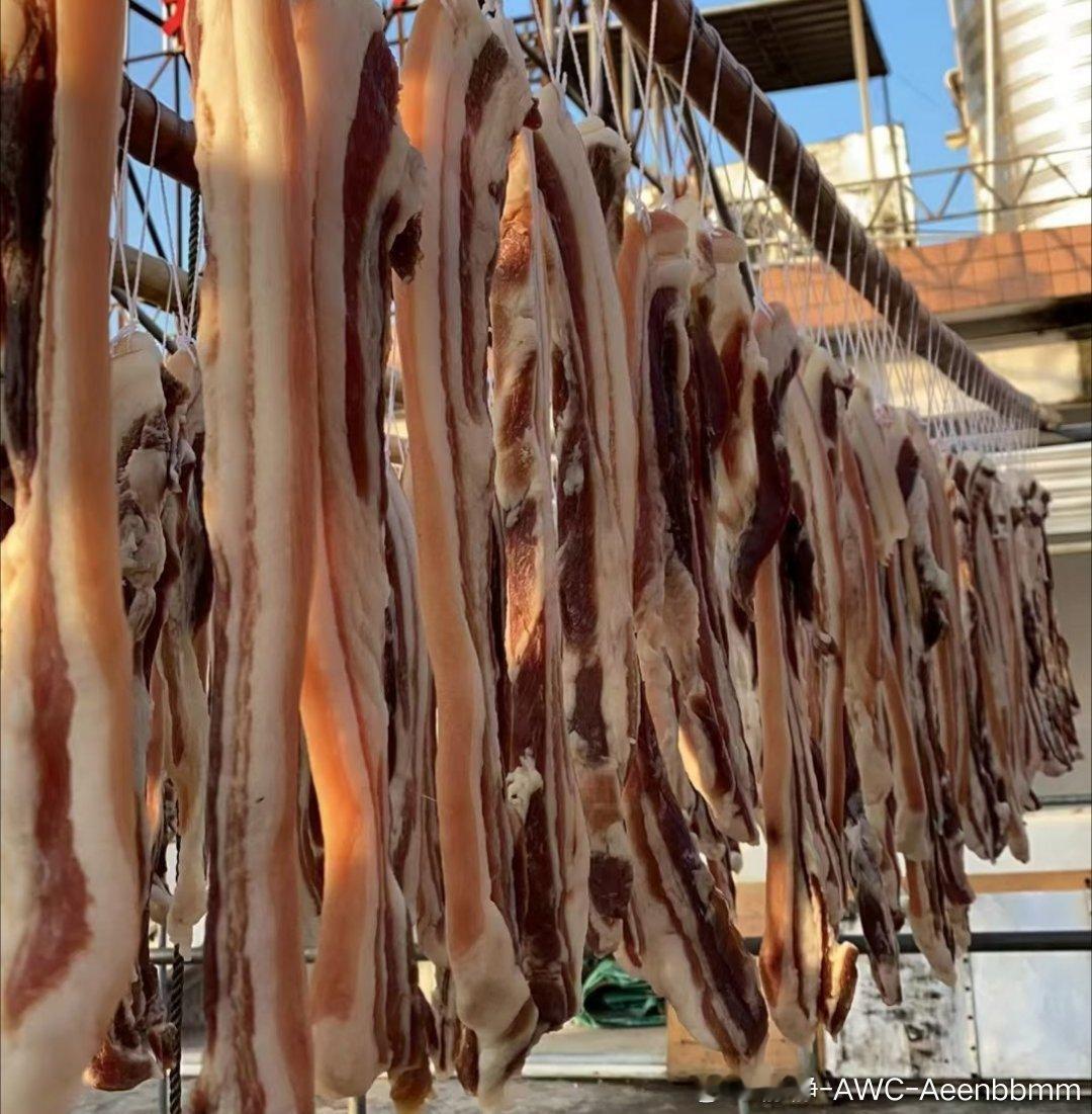 老人家说冬至阳光晒出来的腊肉特别好吃那就期待一下吧…… 冬至