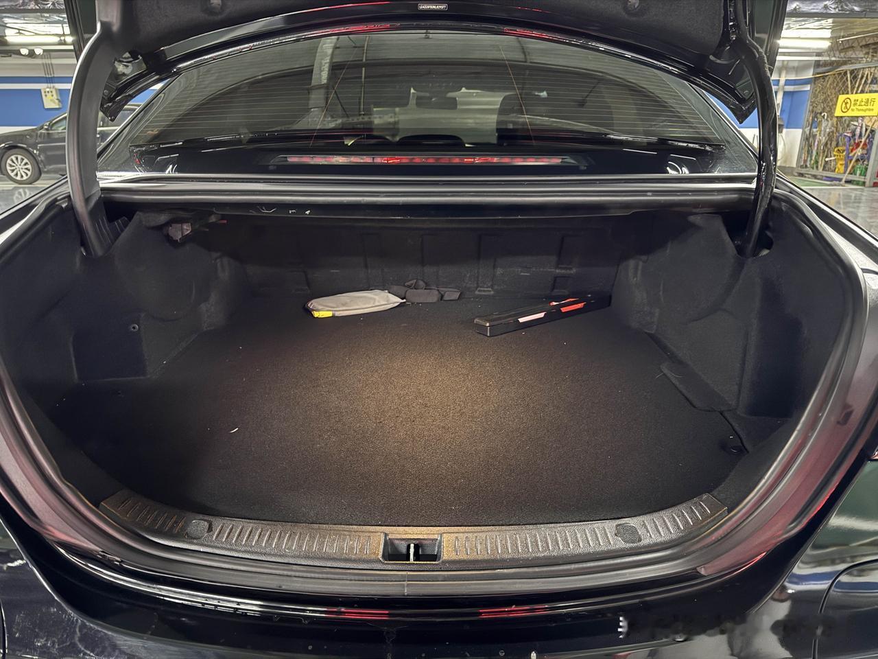 同为“油改电”车型，奔驰E350eL的后备箱虽然全平，但实战还不如“七座雅阁”能