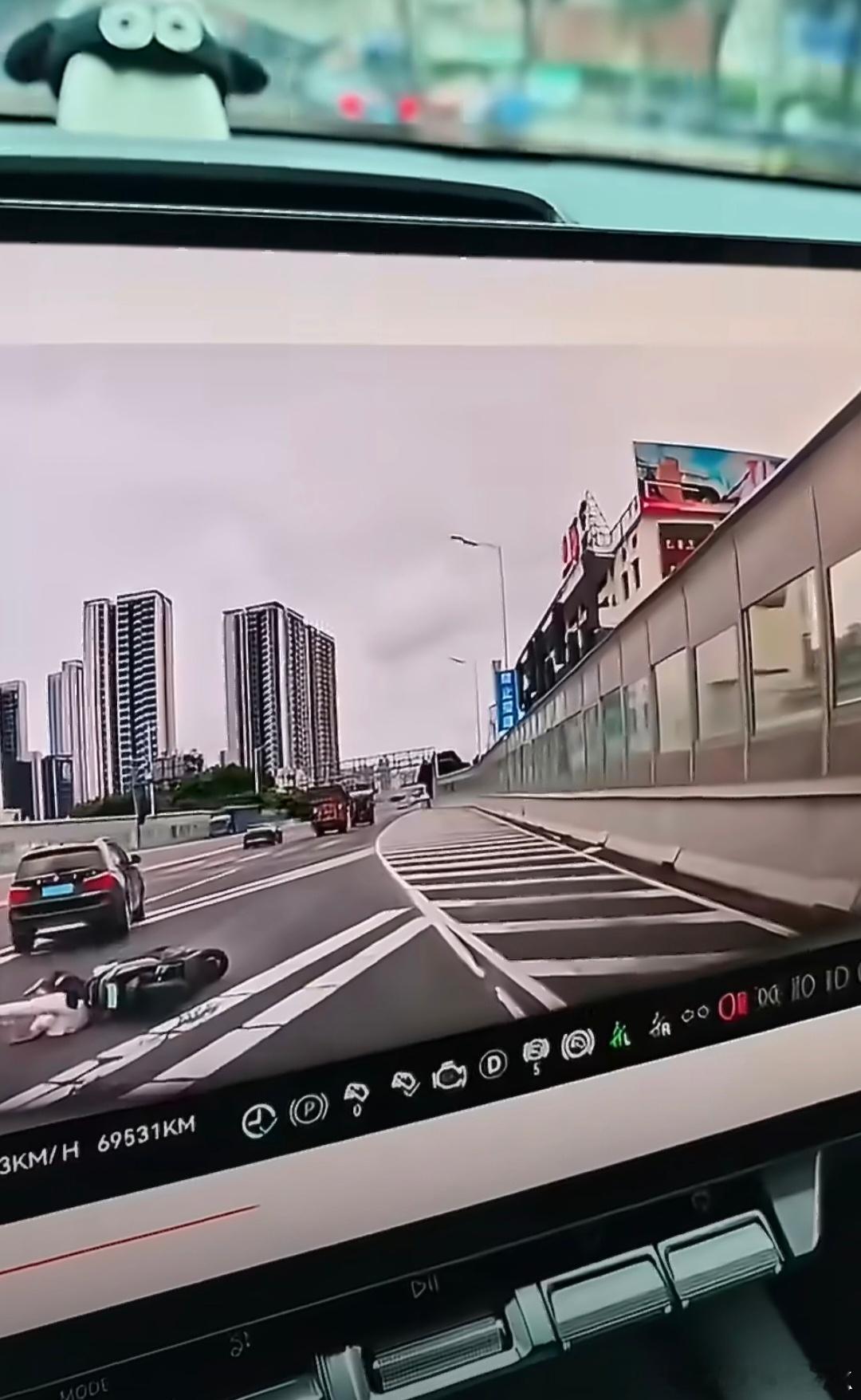 一家三口上高架引争议  高架每个上桥的入口都有牌子明令禁止两轮摩托上的，还好只是