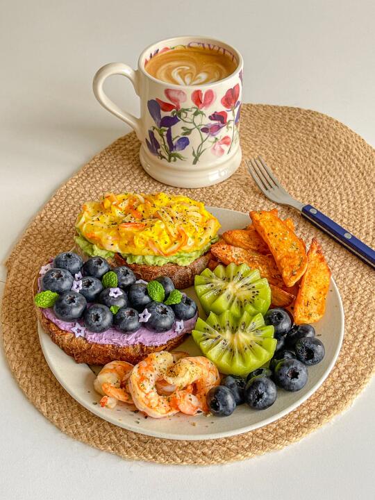 理想brunch🫐欧包三明治烤薯角拼盘🍤热拿铁