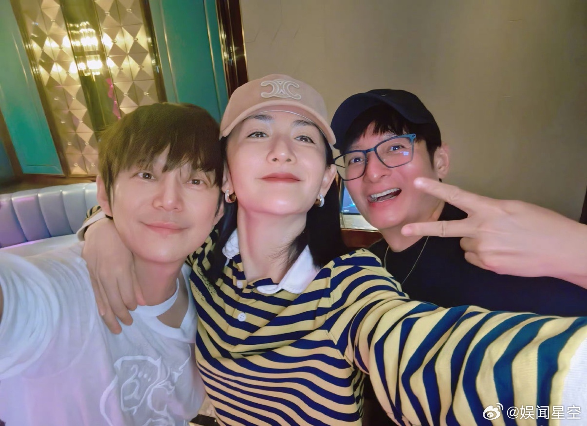 谢娜 何炅 李维嘉合影湖南卫视先不要选乘风破浪的姐姐了，先选一下乘风破浪的主持人