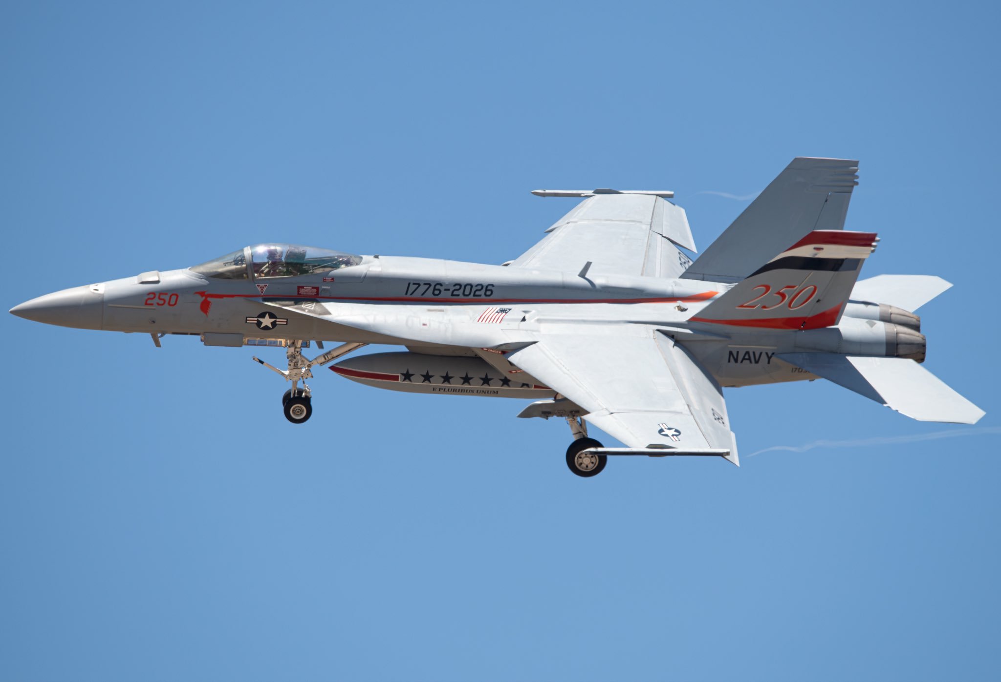 飞扬军事 美国海军F-18战斗机250纪念涂装 