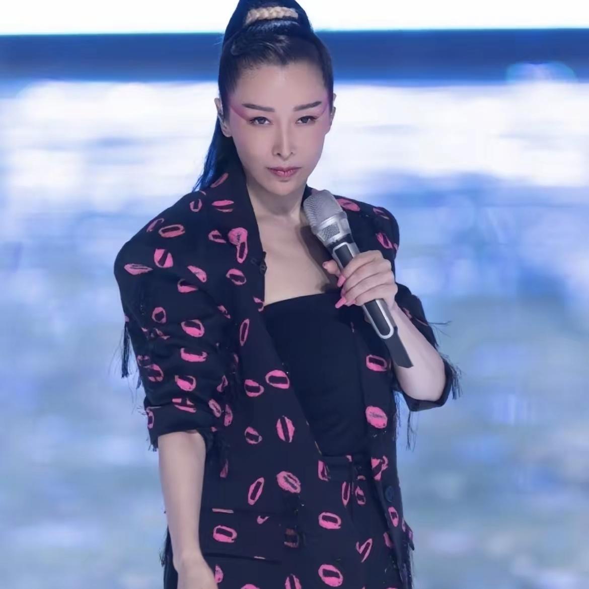 不出意外，
​意外还是发生了，
谁能想到一首《祝你平安》，上演了晚会最搞笑的临场