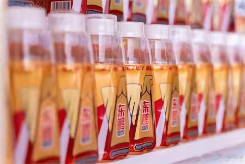 一位刚从某顶级投行做完这个项目出来的朋友，私下说了句实话：“东鹏这次港股上市，阵